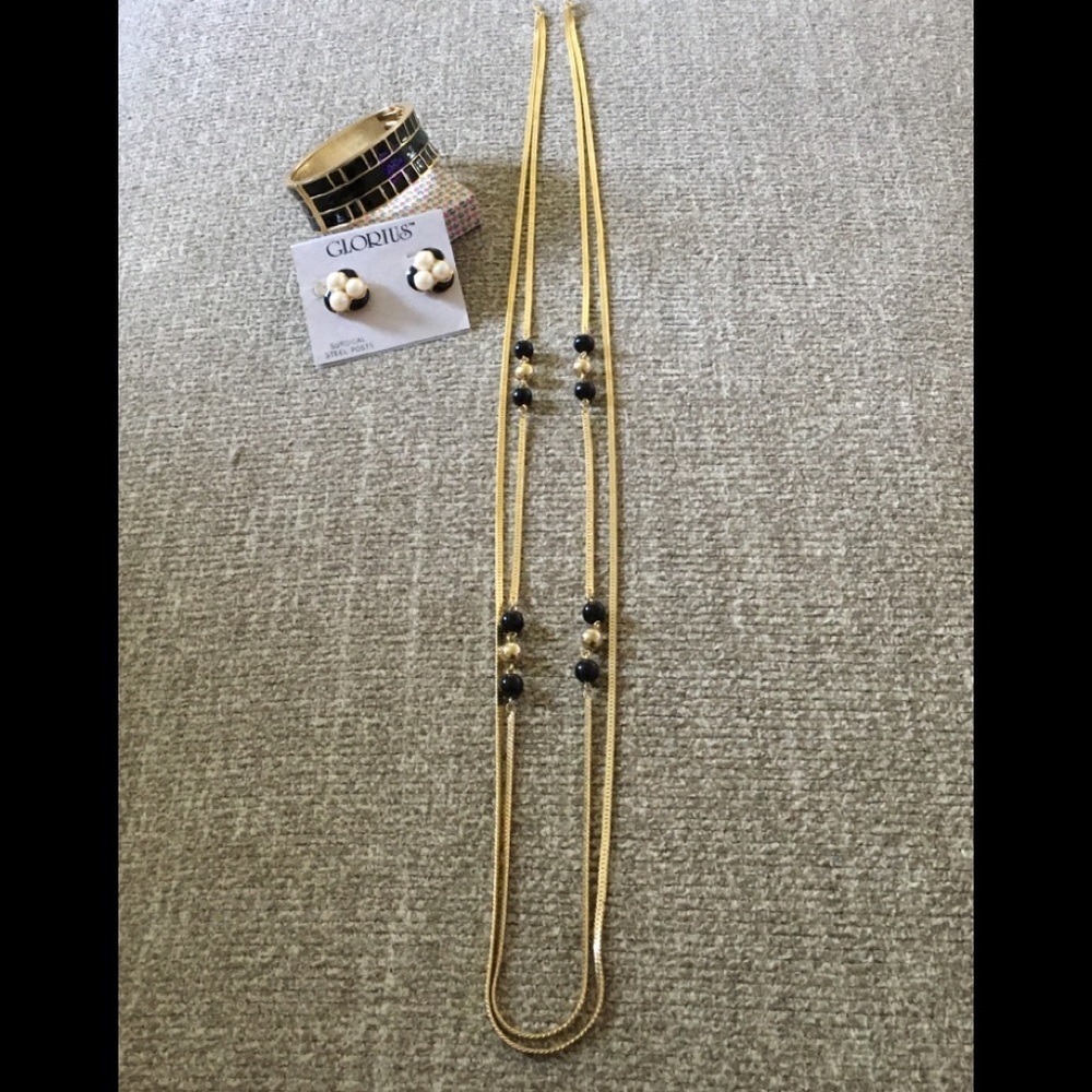 Necklace / earrings / bracelet